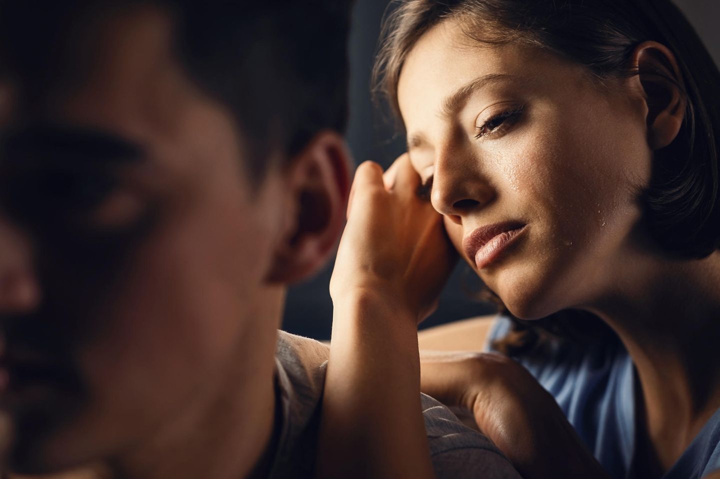 Eifersucht loswerden: Frau schaut traurig