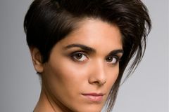 Klassische Haarschnitte: Hinten kurz, vorne lang Klassische Haarschnitte: Hinten kurz, vorne lang
