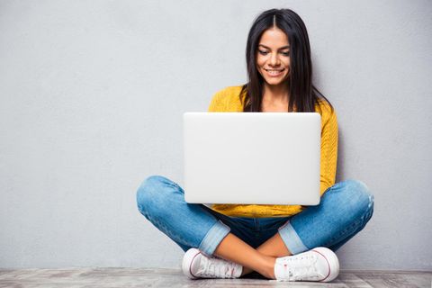 Notebook-Check: Junge Frau sitzt vorm Laptop