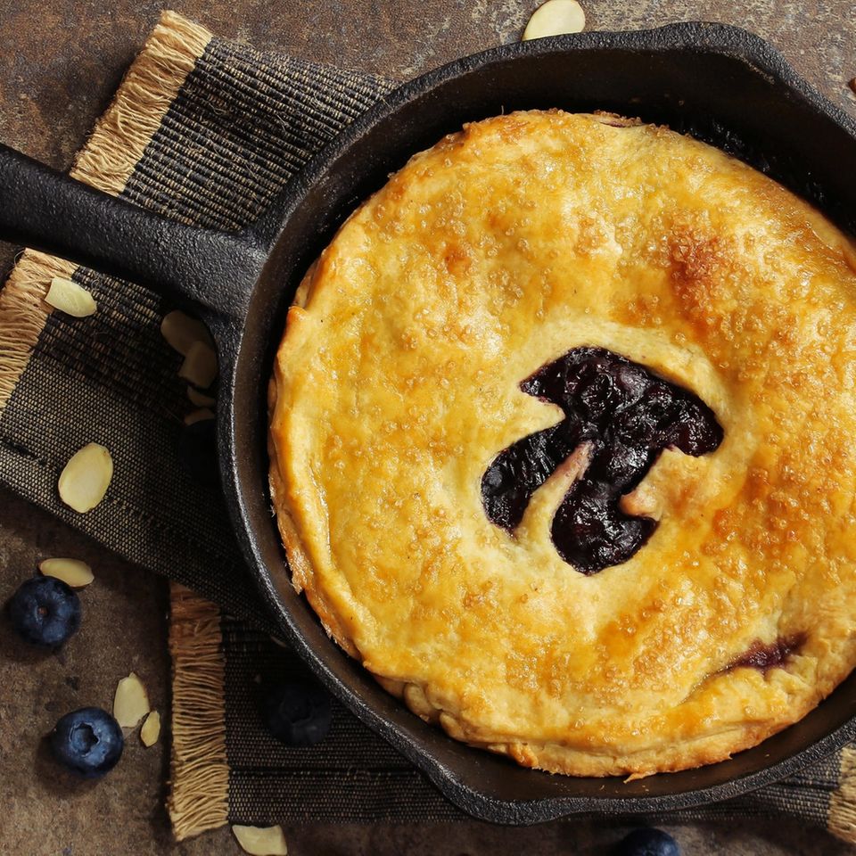 Pi mal Daumen: Pi-Zeichen auf Teigkuchen