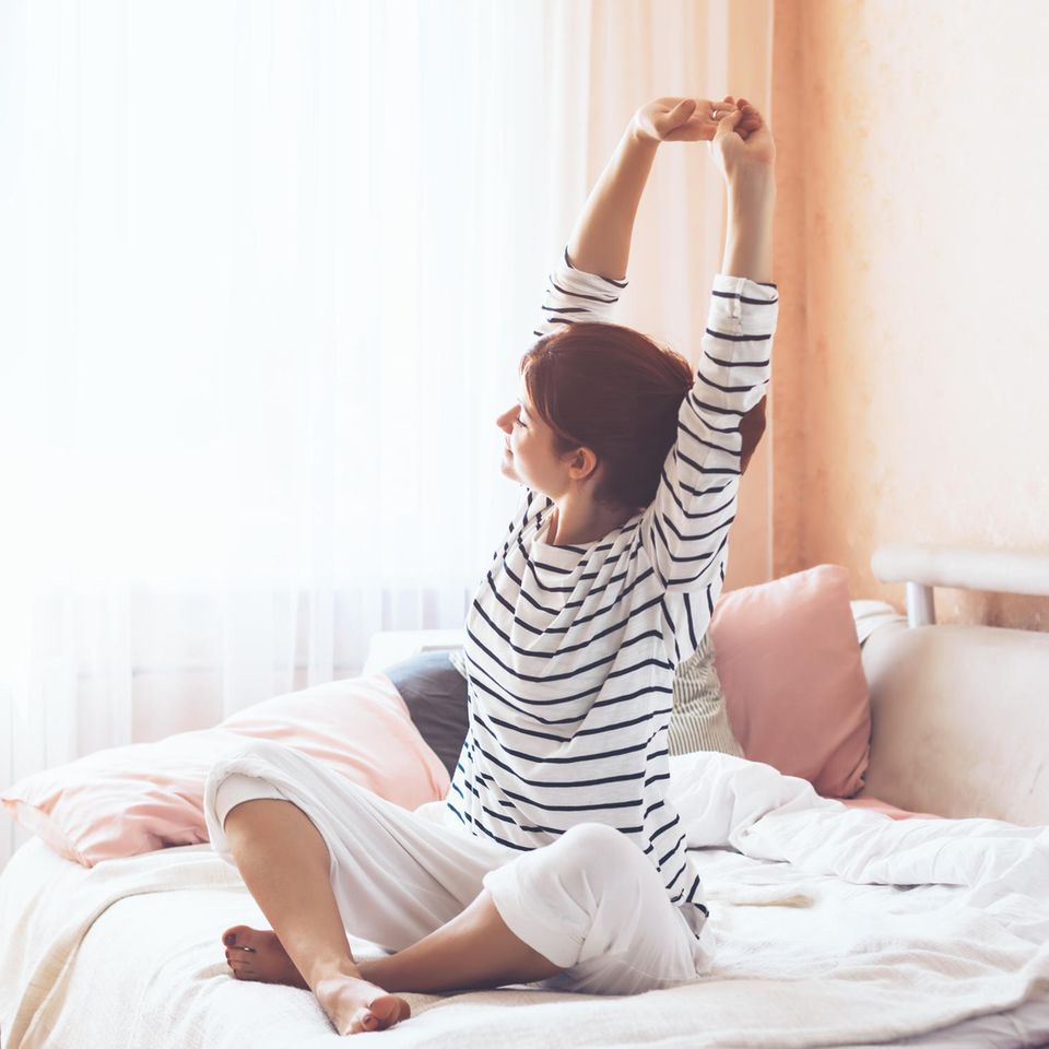 Yoga am Morgen: Frau streckt sich
