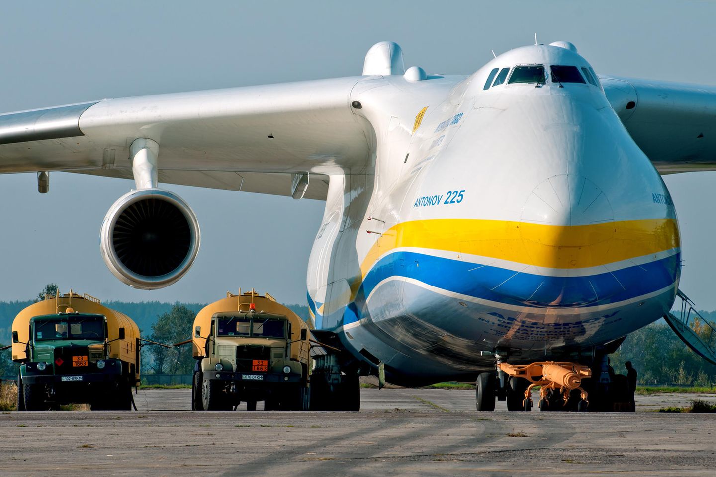 Antonow An-225: Das größte Flugzeug der Welt fliegt Schutzmasken nach Europa