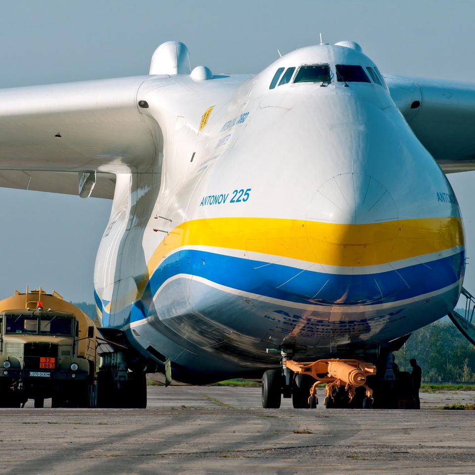 Antonow An-225: Das größte Flugzeug der Welt fliegt Schutzmasken nach Europa