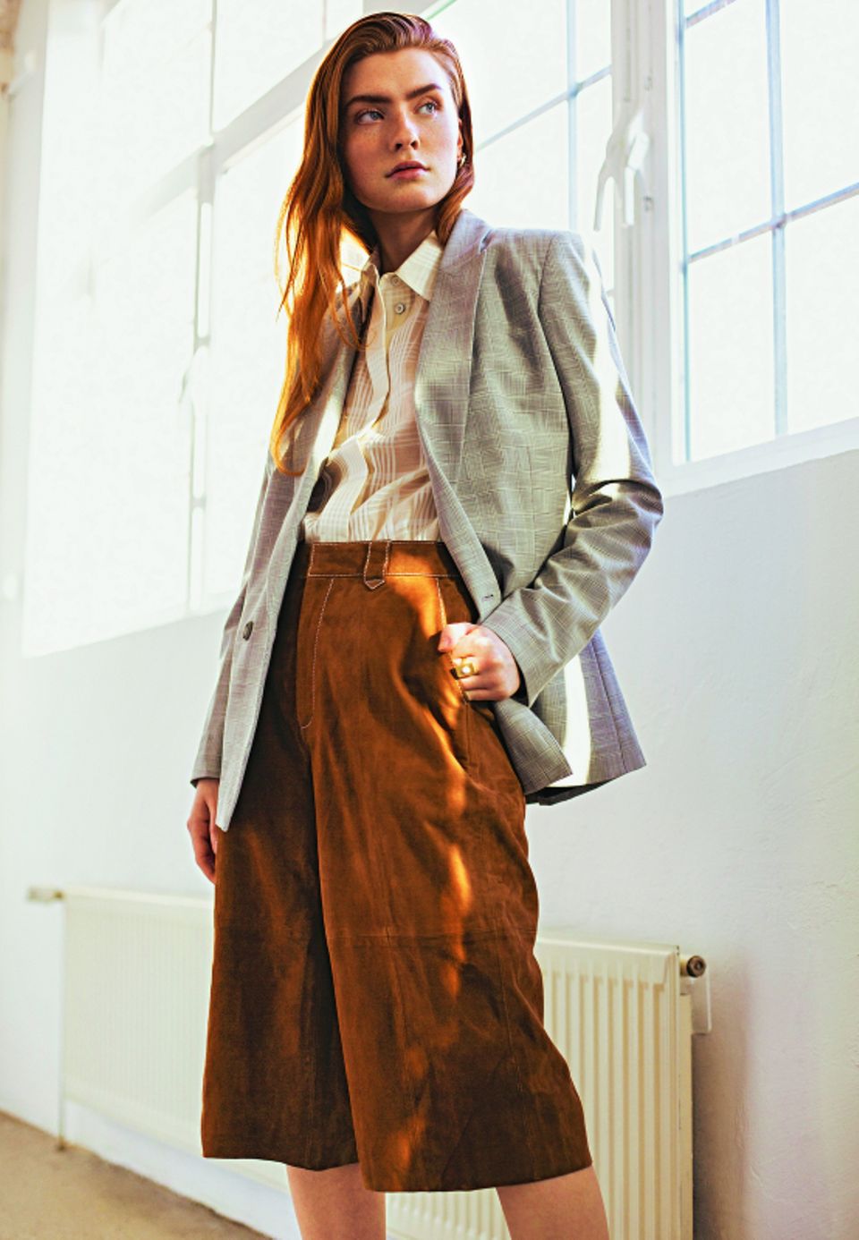 Business Outfit: Bluse unter Blazer zu Leder-Culotte