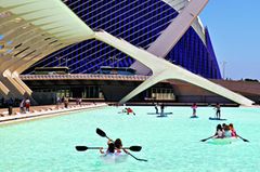 Valencia - Sehenswürdigkeiten und Tipps Valencia - Sehenswürdigkeiten und Tipps: Kajakfahrer vor Oper
