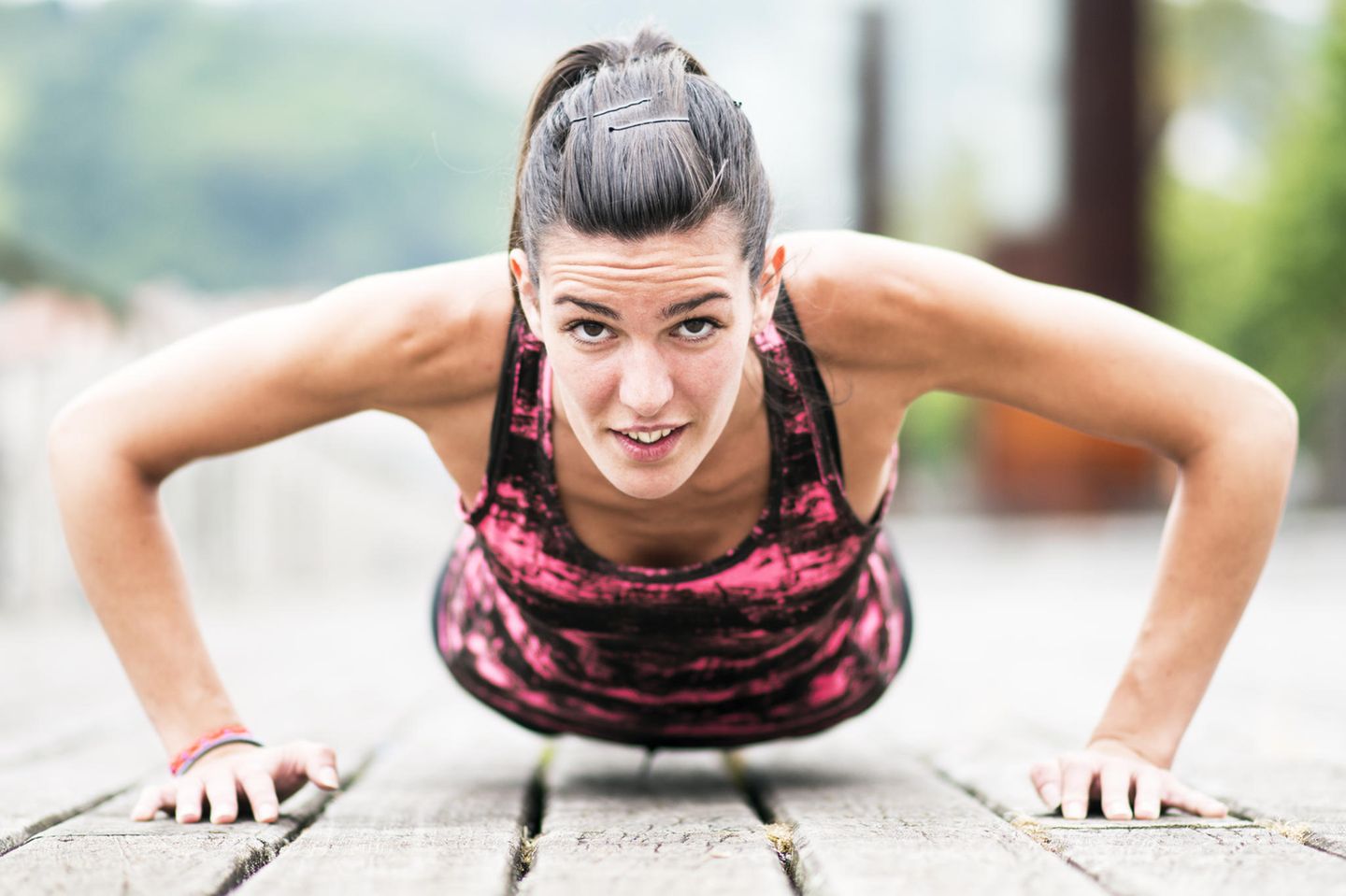 5 Elemente Workout: Frau macht Yoga