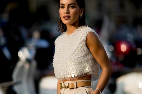 Frau mit Gürtel auf der Milan Fashionweek