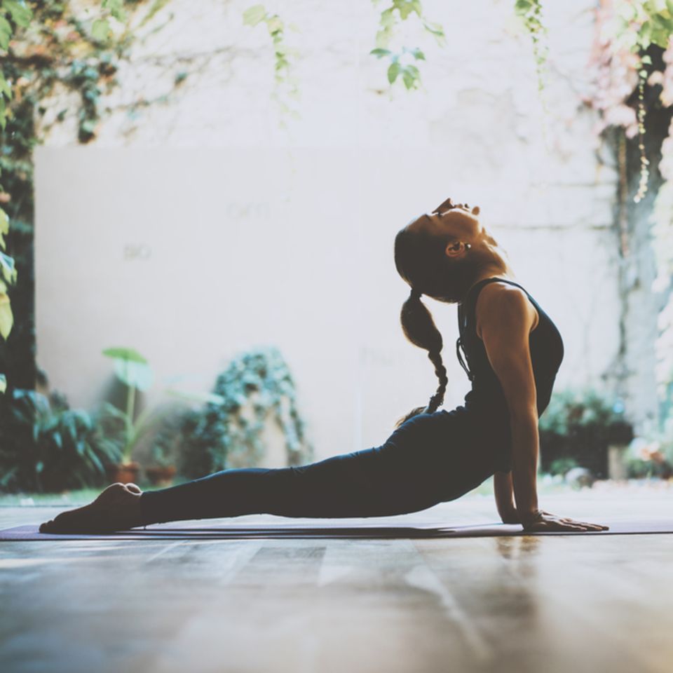 Yoga: Frau macht Yoga