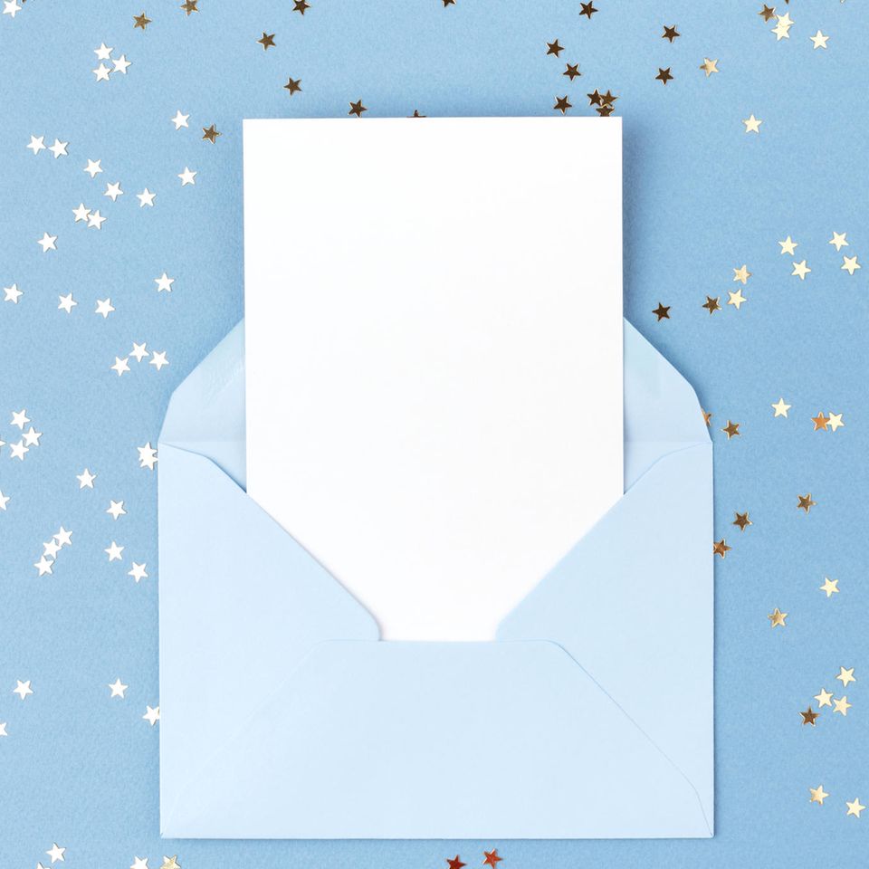 Blauer Brief: Blauer Briefumschlag geöffnet