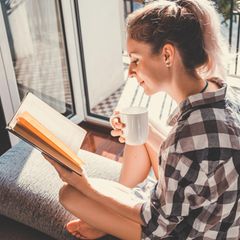 Buchtipps: Frau liest am Fenster