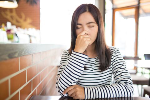 Schimmelpilzallergie: Frau muss niesen