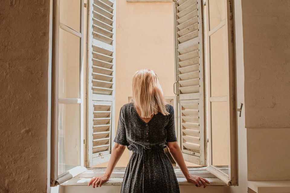 Seele aufräumen: Eine blonde Frau schaut aus dem Fenster