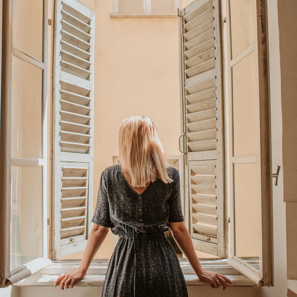 Seele aufräumen: Eine blonde Frau schaut aus dem Fenster