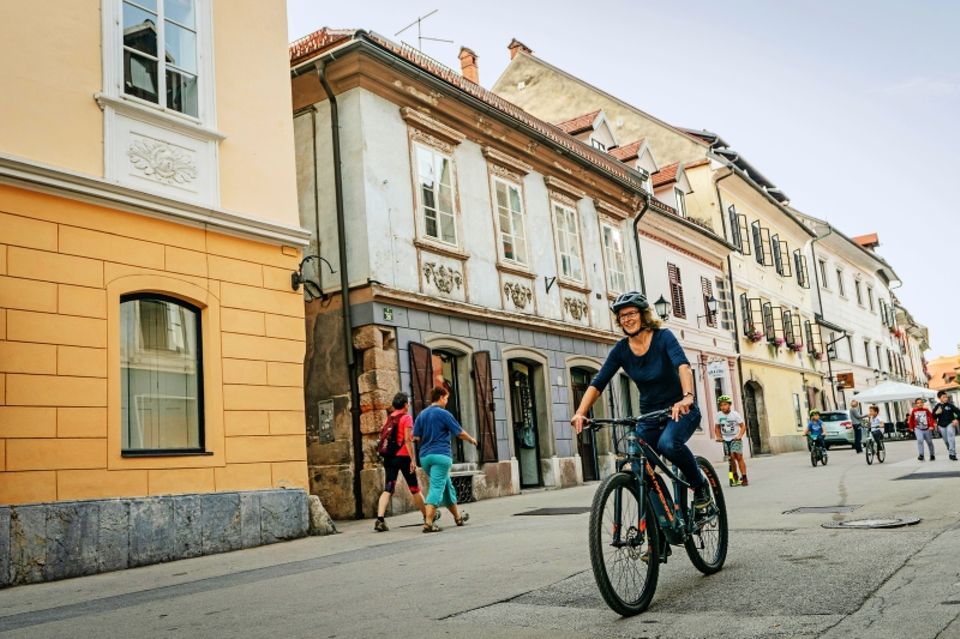 Reiseziele in Slowenien: Frau auf Fahrrad