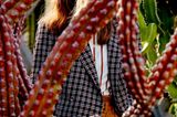 Mode in Naturfarben: Karierter Blazer zu Paperbag-Hose