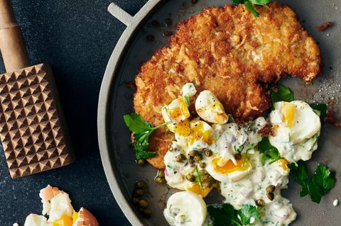 Zart geklopftes Kalbsschnitzel mit Käsekruste zu Soft-Egg-Smash