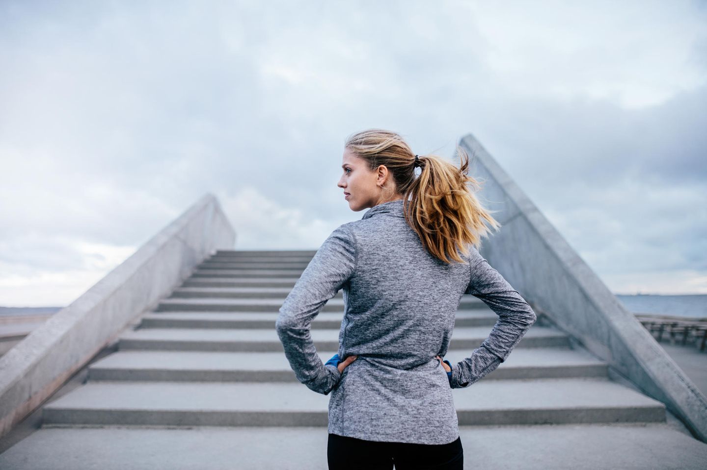 Ungewissheit: Frau steht vor Treppe