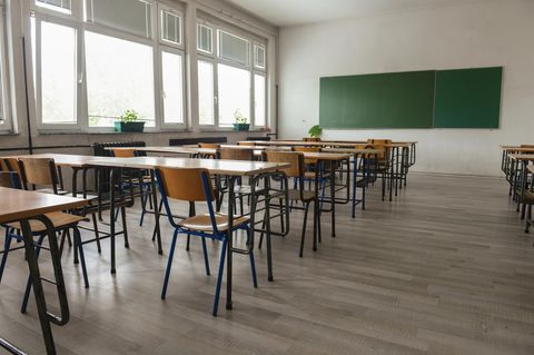 Corona aktuell: Ein leeres Klassenzimmer