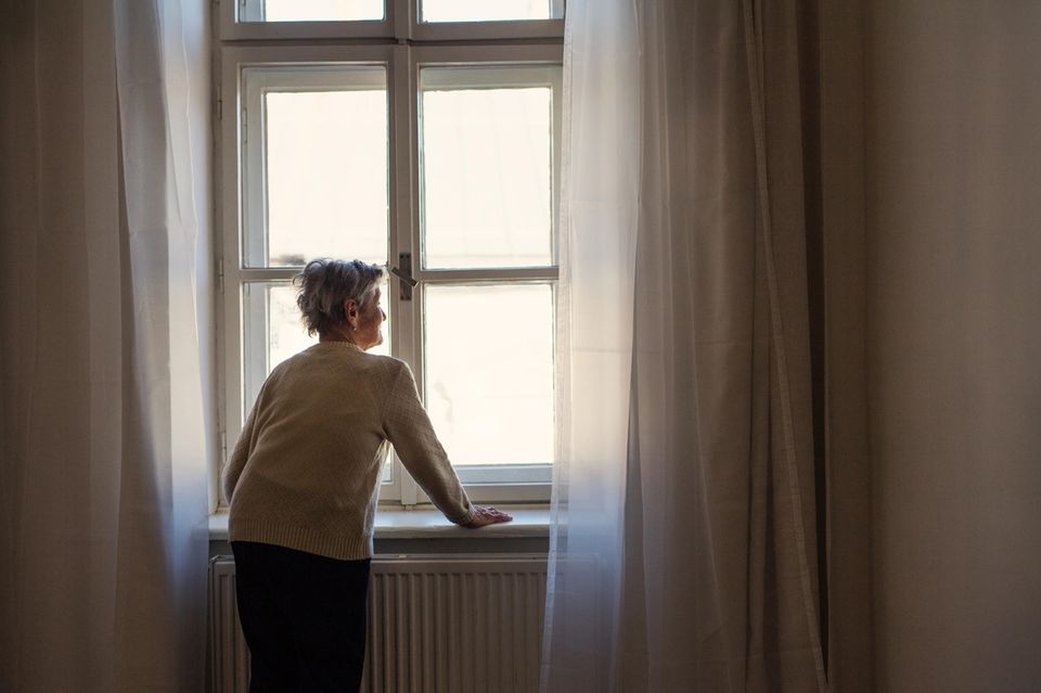Silbernetz: ältere Frau am Fenster