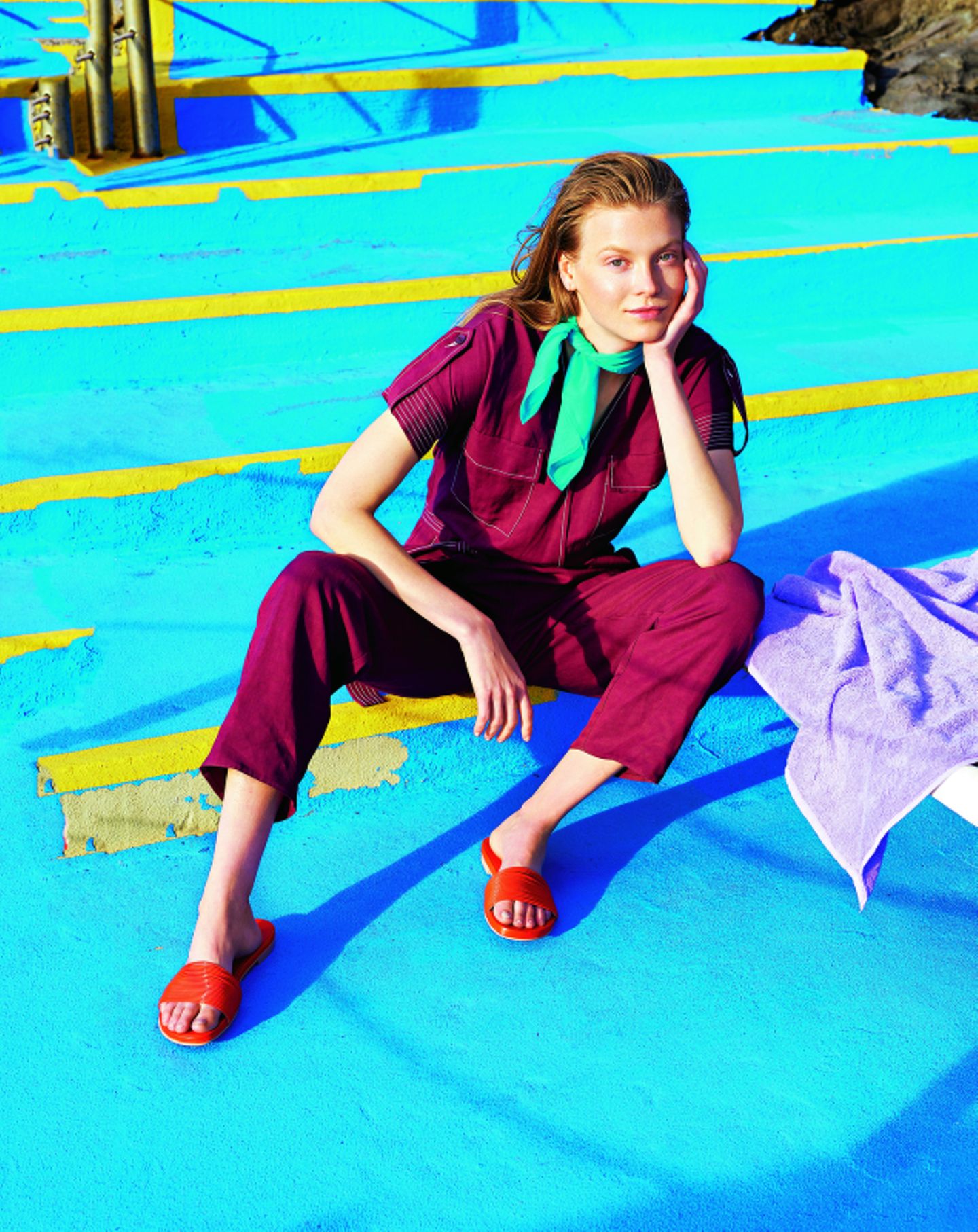 Bunte Mode: Roter Overall