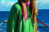 Bunte Mode: grünes Polo-Shirt mit pinkem Halstuch