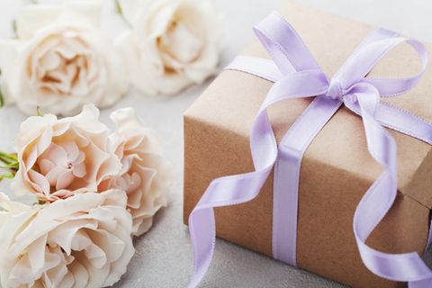 Muttertags-Geschenk: Geschenk mit lila Schleife