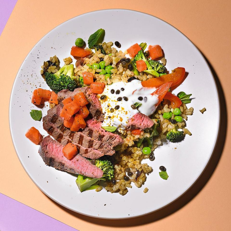 Brokkoli-Curry-Reis mit Papaya und Steakstreifen