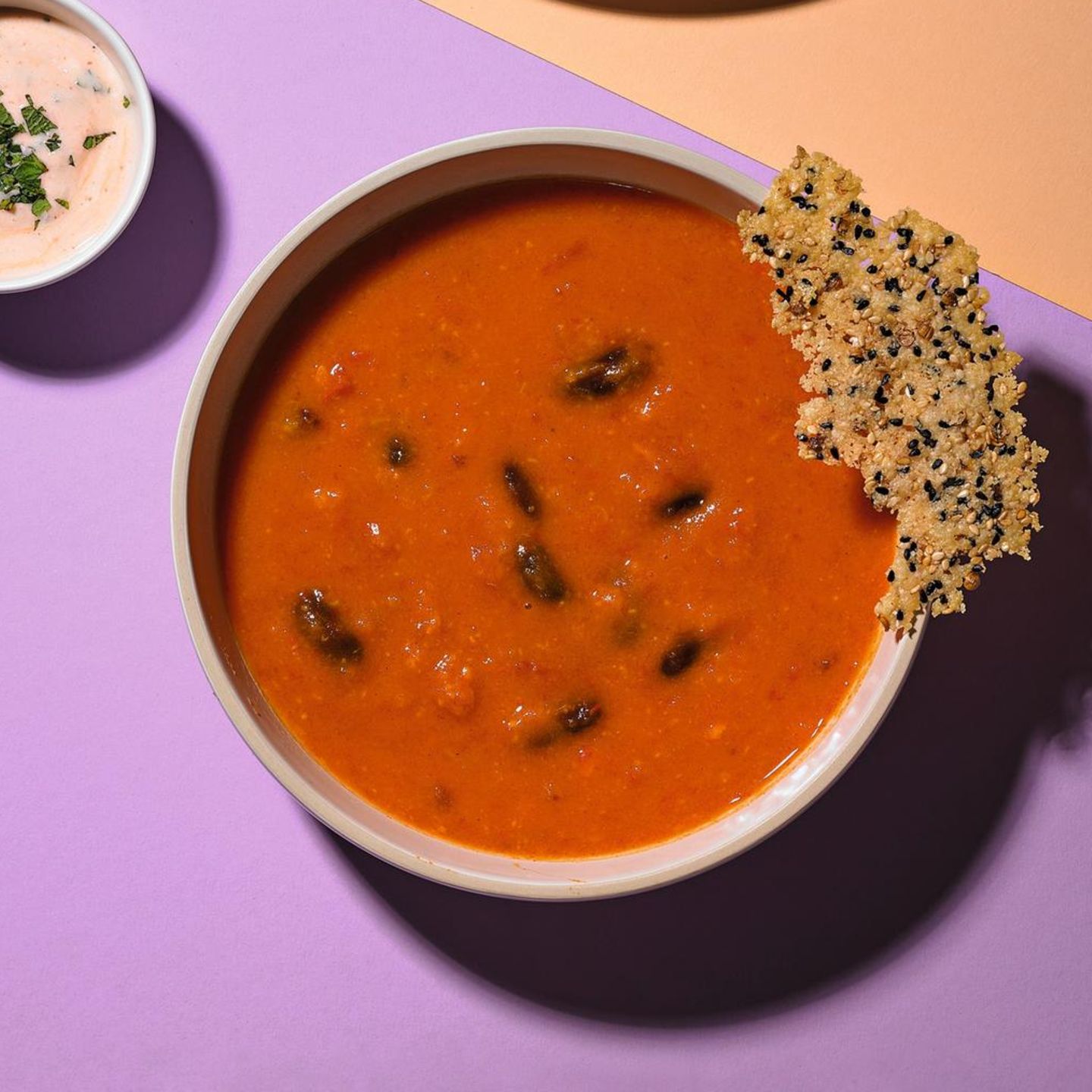 Tomaten-Suppe mit Käse-Knusper