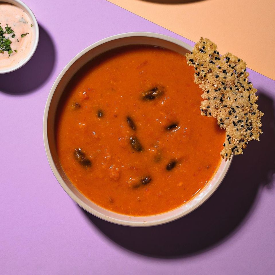 Tomaten-Suppe mit Käse-Knusper