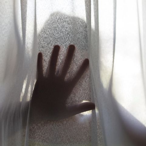 Häusliche Gewalt: Gestalt hinter Vorhang, Hand
