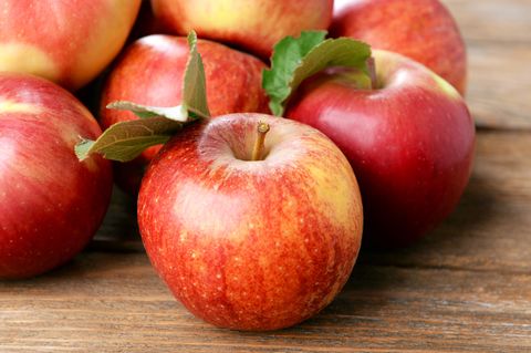 An apple a day keeps the doctor away: Rote Äpfel auf Tisch