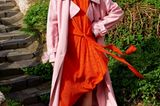 Pastelltöne: Rosa Trenchcoat über rotem Seidenkleid