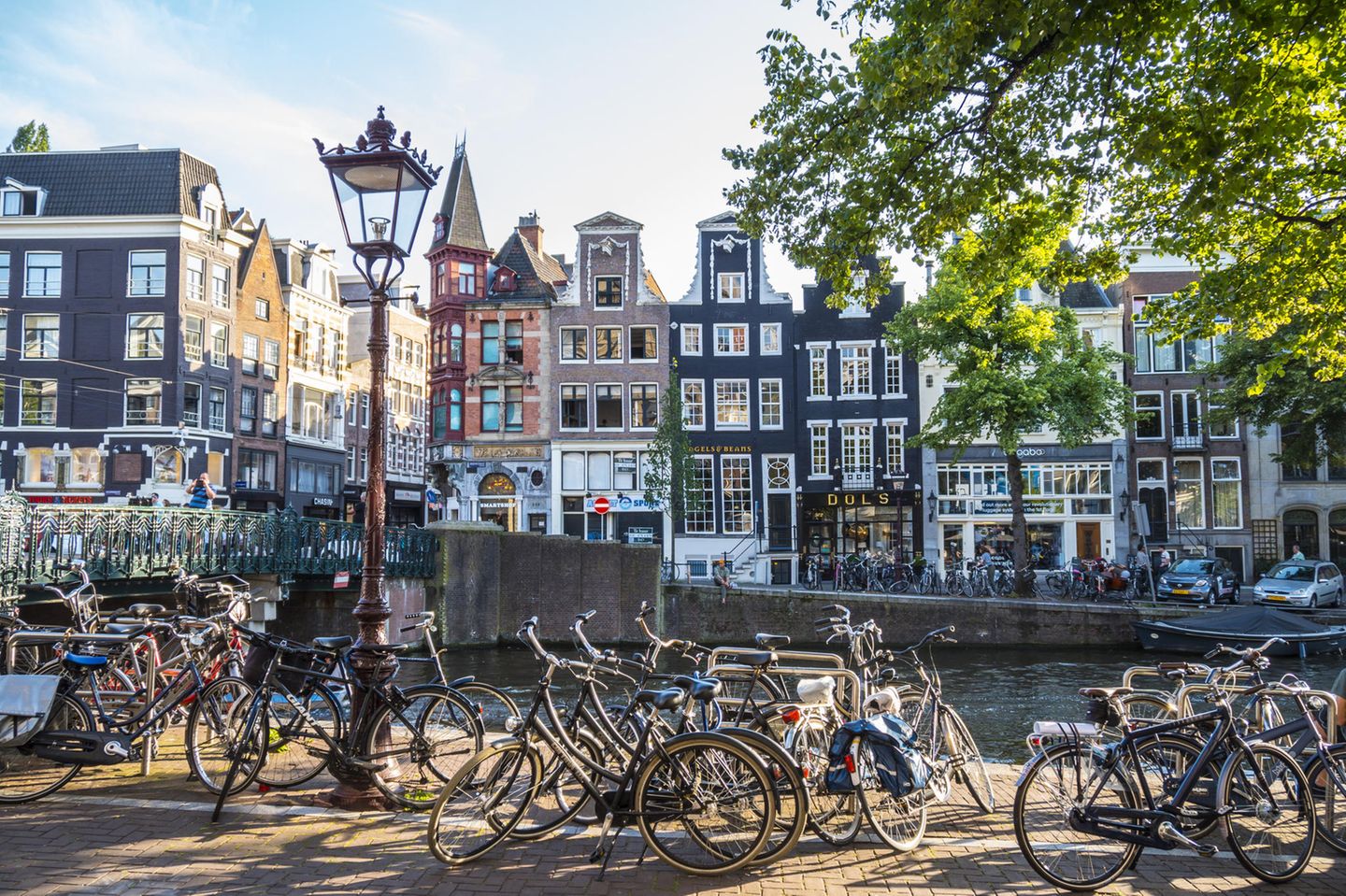 Amsterdam Sehenswürdigkeiten: Kanal mit Fahrrädern