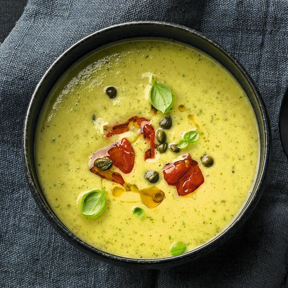 Zucchini-Cremesuppe mit Tomaten und Kapern