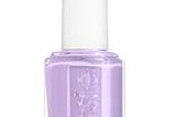 Lilac ist DIE Trendfarbe im Sommer 2020. Völlig logisch also, dass wir nicht nur unserem heimischen Kleiderschrank eine Farbauffrischung verpassen, sondern auch unseren Beauty-Lieblingen. Dieser Nagellack zum Beispiel bringt uns schnurstracks in Summer-Mood. Von Essie, um 7 Euro.