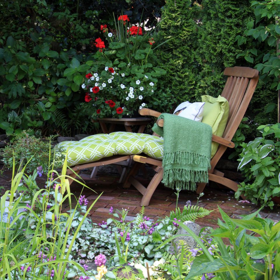 Pflanzen für den Schatten: Garten im Schatten mit Liegestuhl