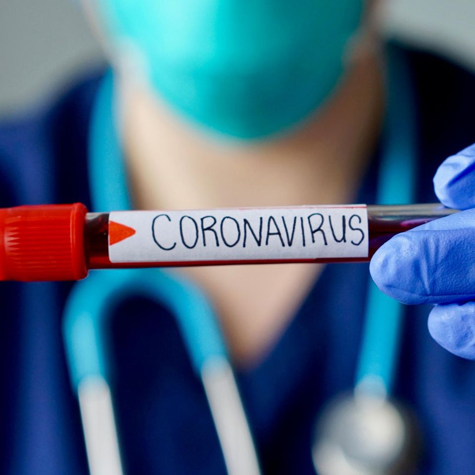 Corona aktuell: Forscher mit Blutprobe