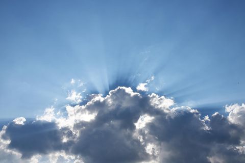 Fehlgeburten: Wolken, Sonnenstrahlen und blauer Himmer