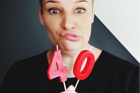 Älter werden? Frau mit Geburtstagskerzen