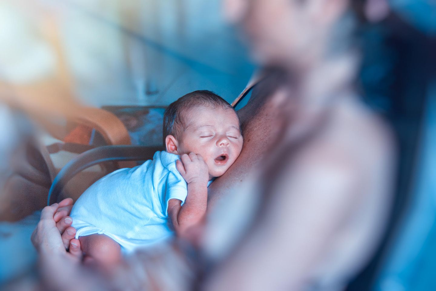 Natürliche Geburt: Neugeborenes auf Brust der Mutter