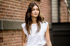 Padded Shoulder Shirt: Woman at New York Fashion Week "loading =" lazy