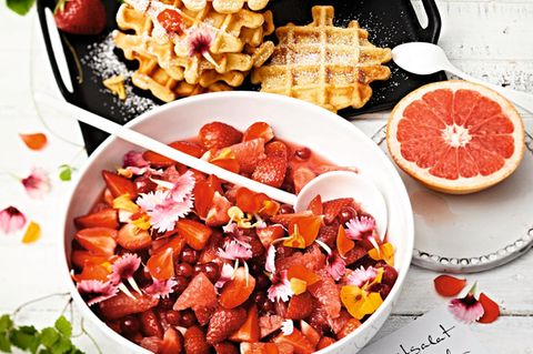 Erdbeer-Grapefruitsalat und Dickmilchwaffeln