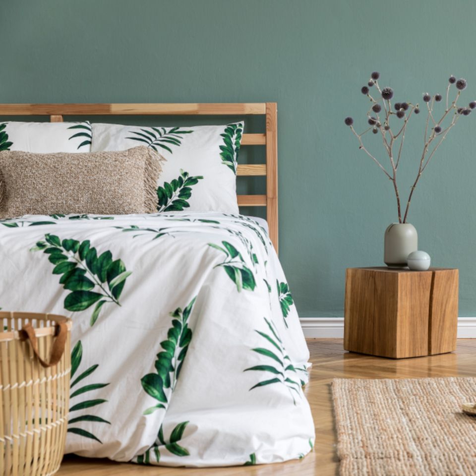 Feng Shui im Schlafzimmer: Bett vor einer grünen Wand