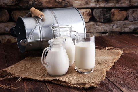 Milchmädchenrechnung: Milchkrüge stehen auf dem Tisch