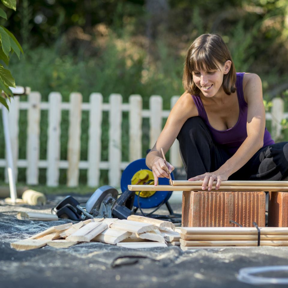 Corona-Projekte: Frau arbeitet im Garten