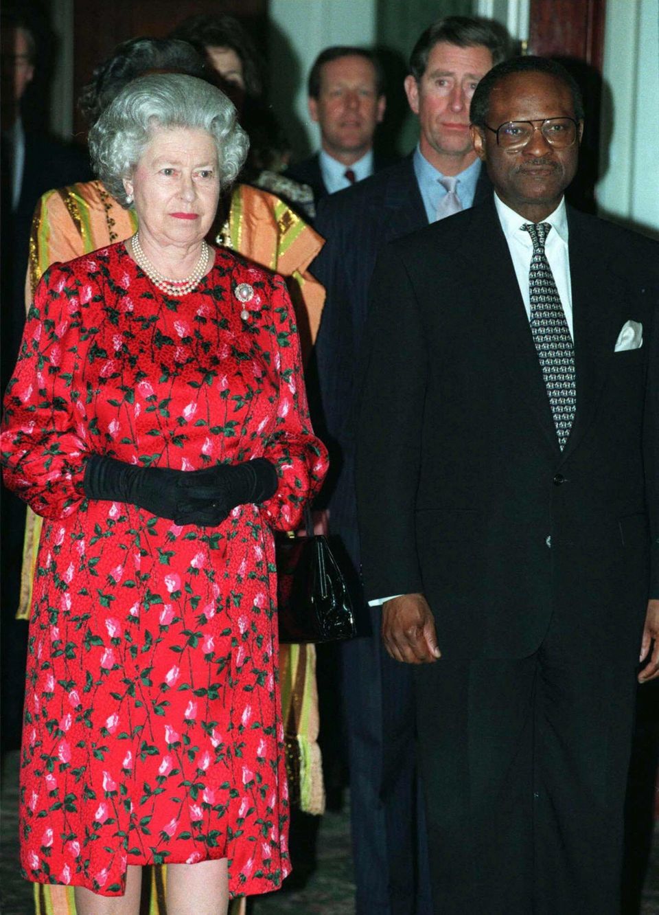 Queen Elizabeth II.: im roten Kleid