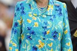 Queen Elizabeth II.: im hellblauen Musterkleid