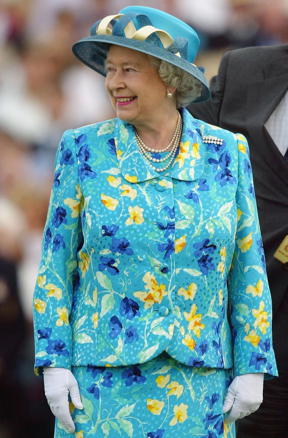 Queen Elizabeth II.: im hellblauen Musterkleid