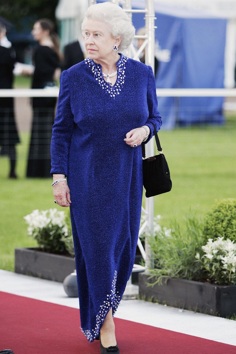 Queen Elizabeth II.: im nachtblauen Kleiud
