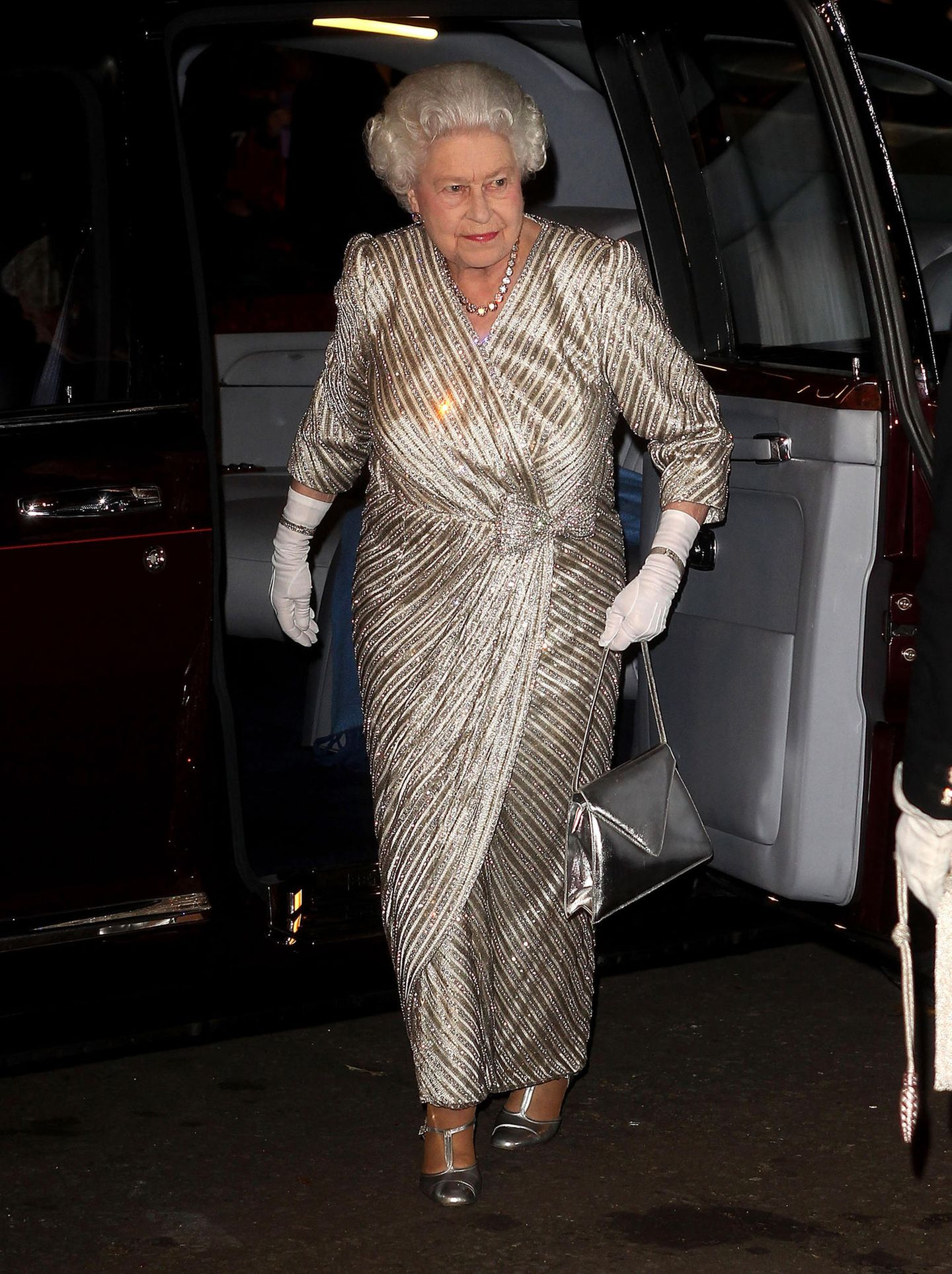 Queen Elizabeth II.: im Metallic Look
